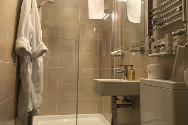 En suite shower
